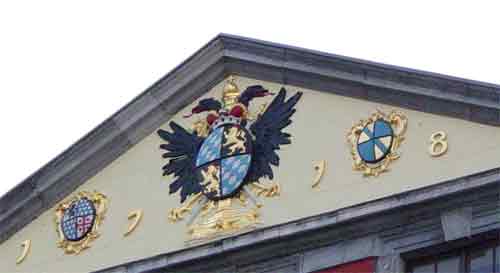 Rechts het wapen de Liverlo